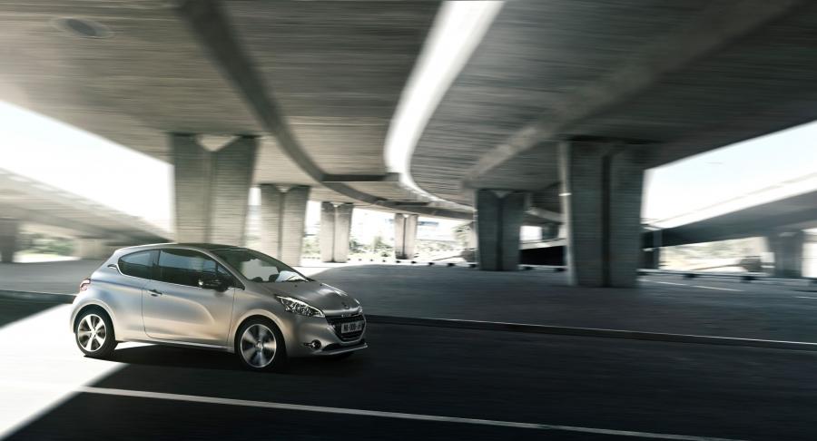  Peugeot 208 3-Door 2013 года  (фото 25 из 31)